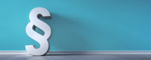 Paragraph Symbol vor blauer Wand